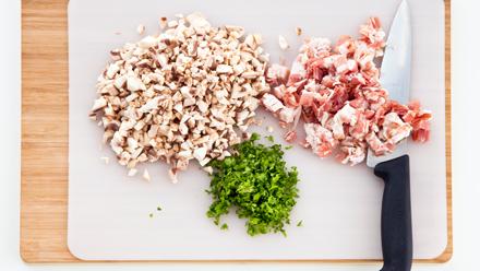 Valmista täyte. Silppua pekonit. Hienonna sienet ja sipulit. Paista ne pannulla pekonin kanssa. Mausta ja anna jäähtyä.