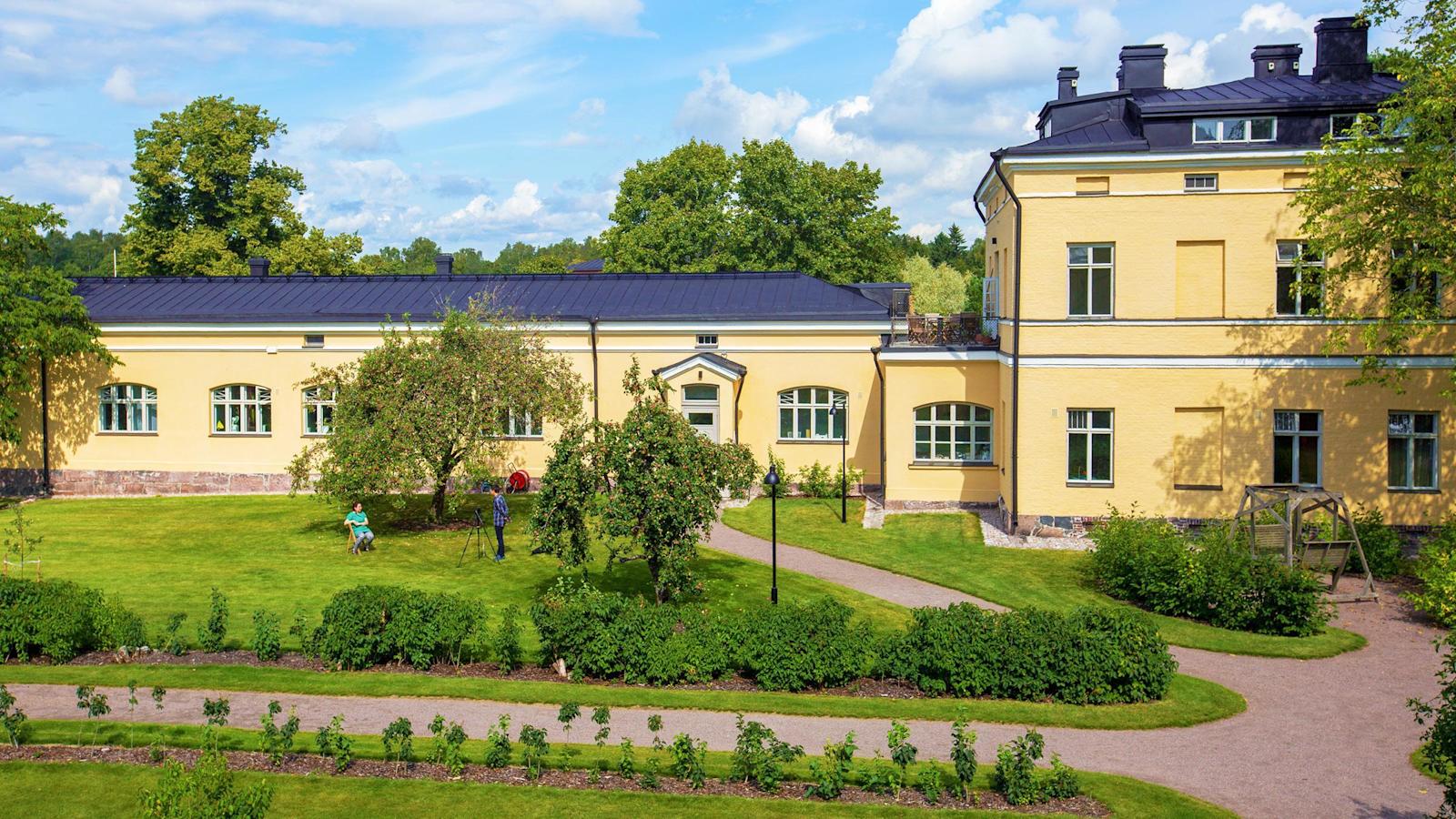 Keskustan kierroksella pääsee ihailemaan Lapinlahden sairaalan vehreää ympäristöä. Kuva: Helsinki Marketing
