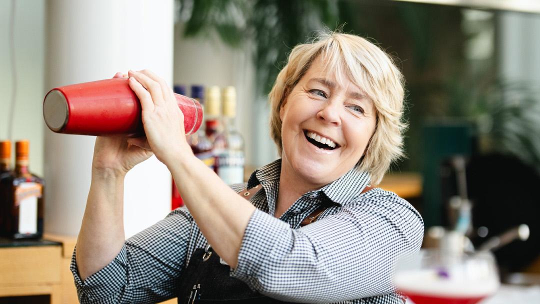 Radisson Blu Royalin aulabaarin pääbaarimestari Hannele Hukkanen valmistaa drinkkiä.