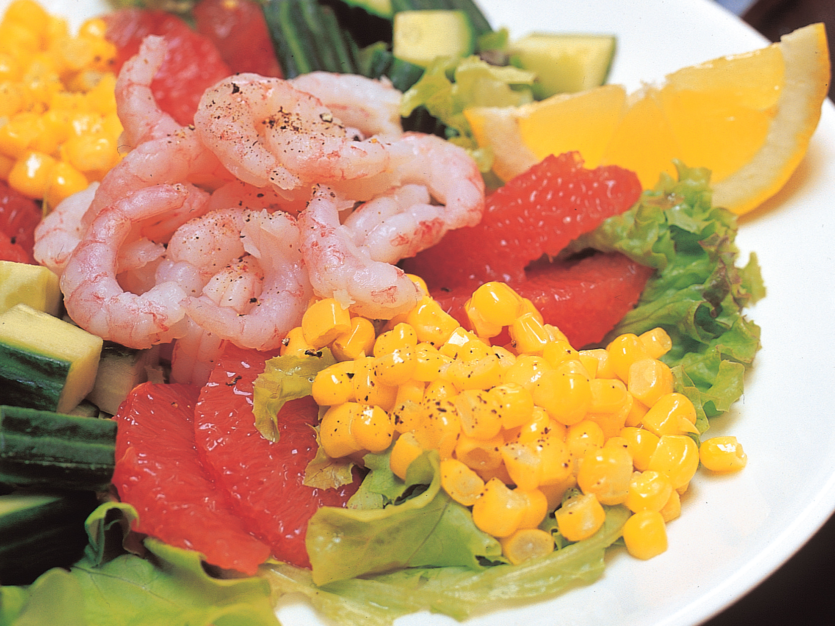 Katkarapusalaatti avokadokastikkeessa