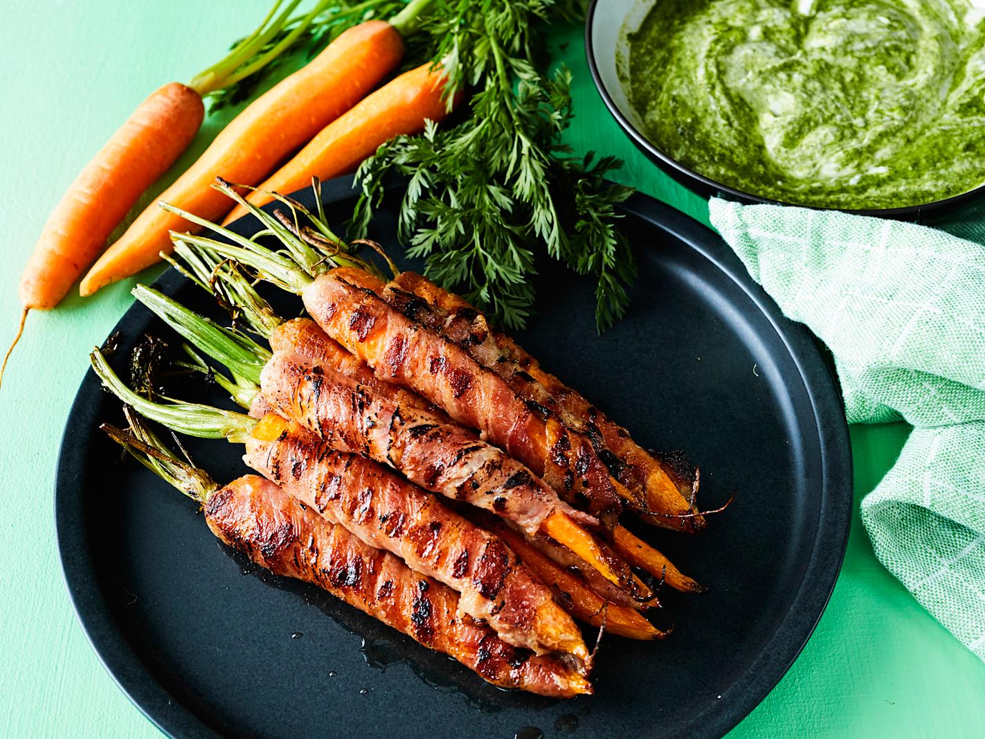 Pekoni-porkkanat ja naattidippi