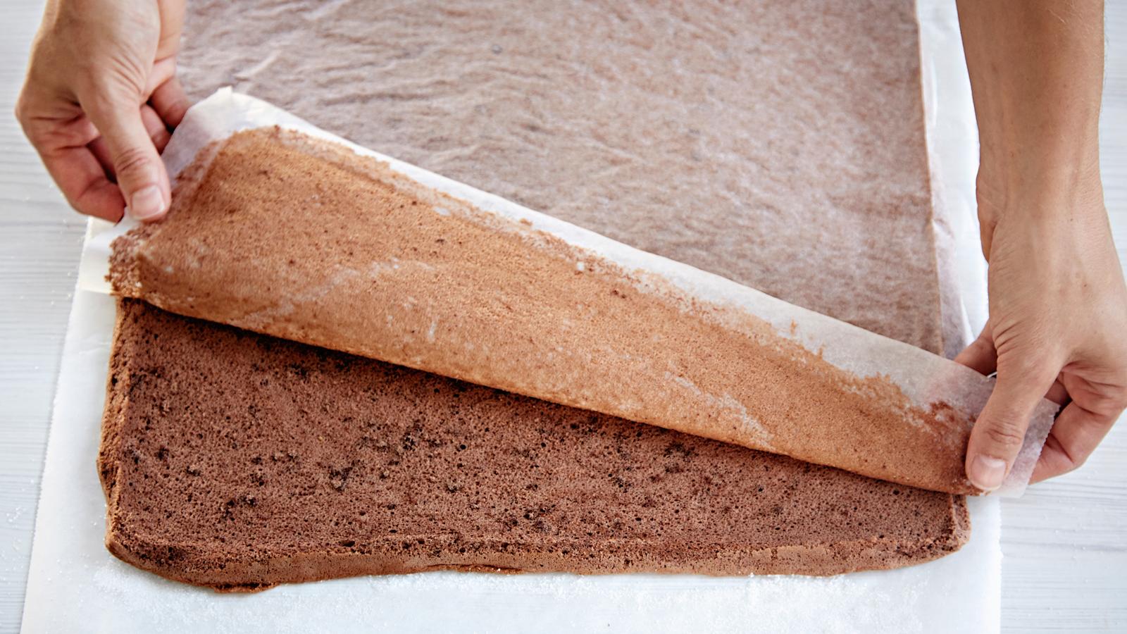 Kumoa kypsä pohja sokeroidulle leivinpaperille. Irrota varoen pohjapaperi ja anna levyn jäähtyä.