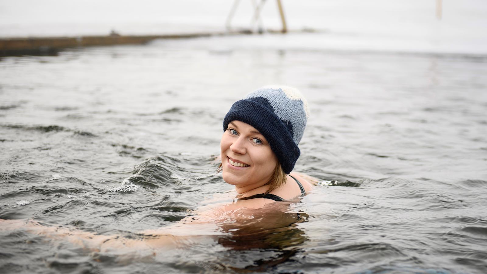 Nainen avannossa Talvimeri-pipo päässään.