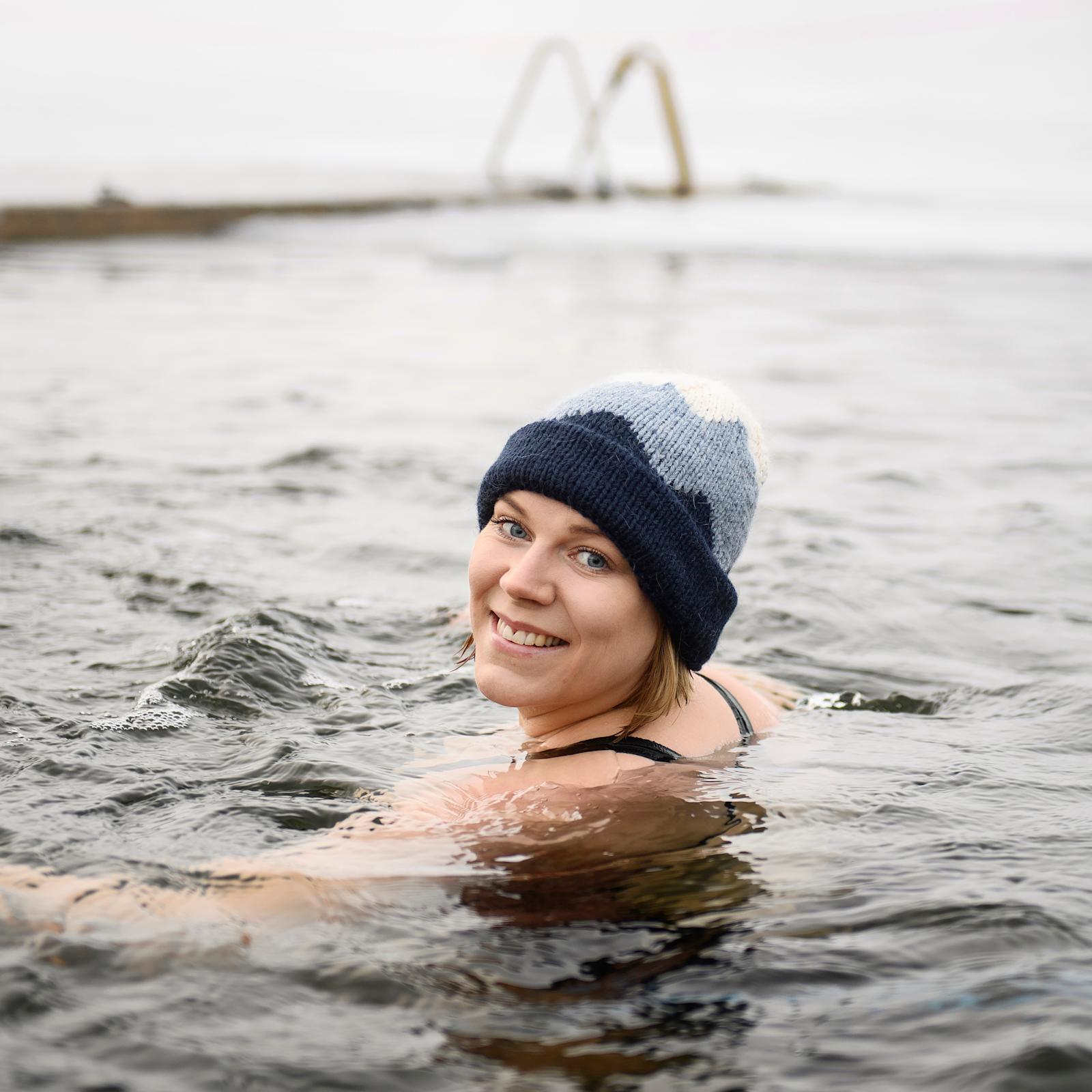 Nainen avannossa Talvimeri-pipo päässään.