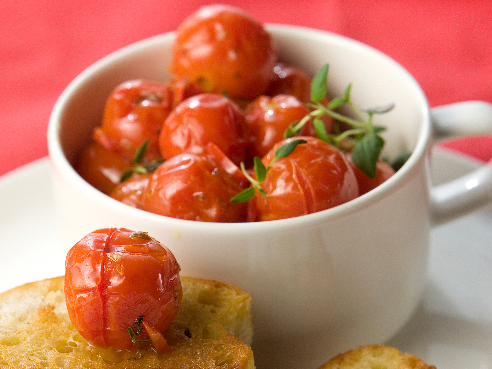 Uunissa pehmennetyt kirsikkatomaatit