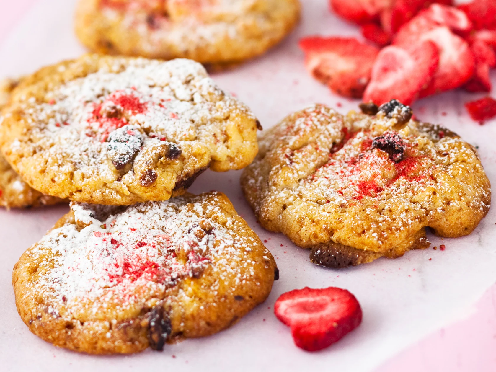 Mansikka-valkosuklaakeksit