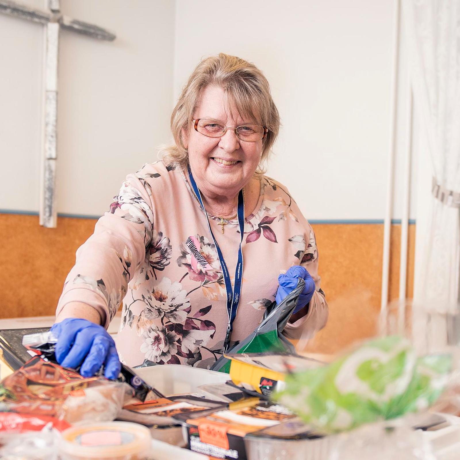 Irma Pesulle vapaaehtoistyö Toivontalolla on normaalia elämää. "Välillä kinastellaan ja välillä nauretaan. Kukaan ei tee työtä yksin, kaikkia tarvitaan.” Pesu riisui suojamaskin hetkeksi kuvanottoa varten.