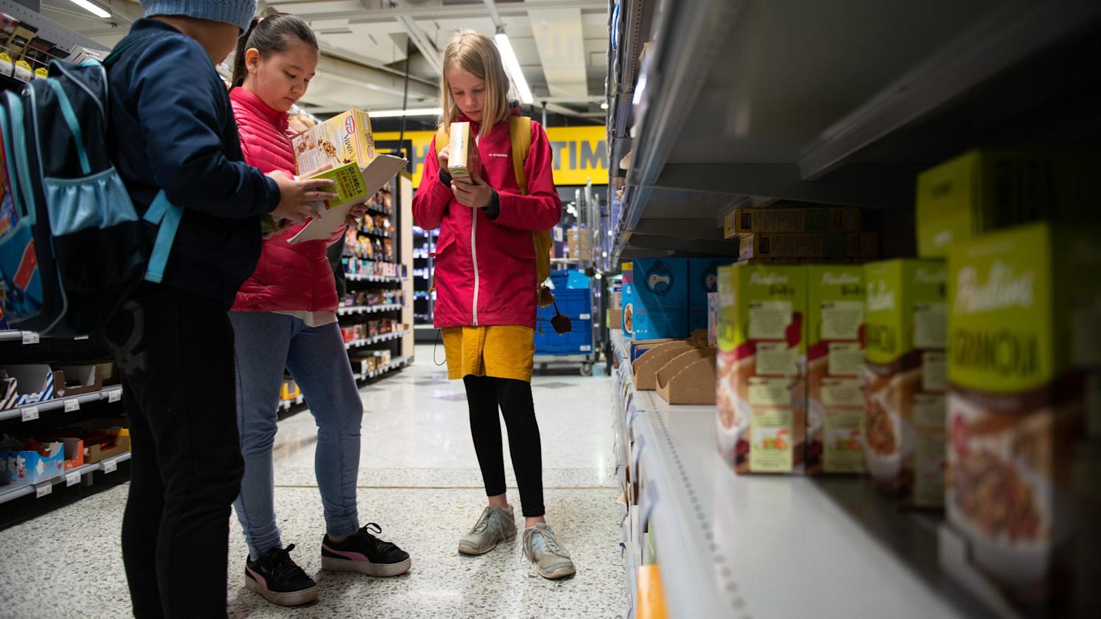 Jason Keiski, Moona Lipasti ja Lotta Larjavaara tutkivat tuoteselosteita.