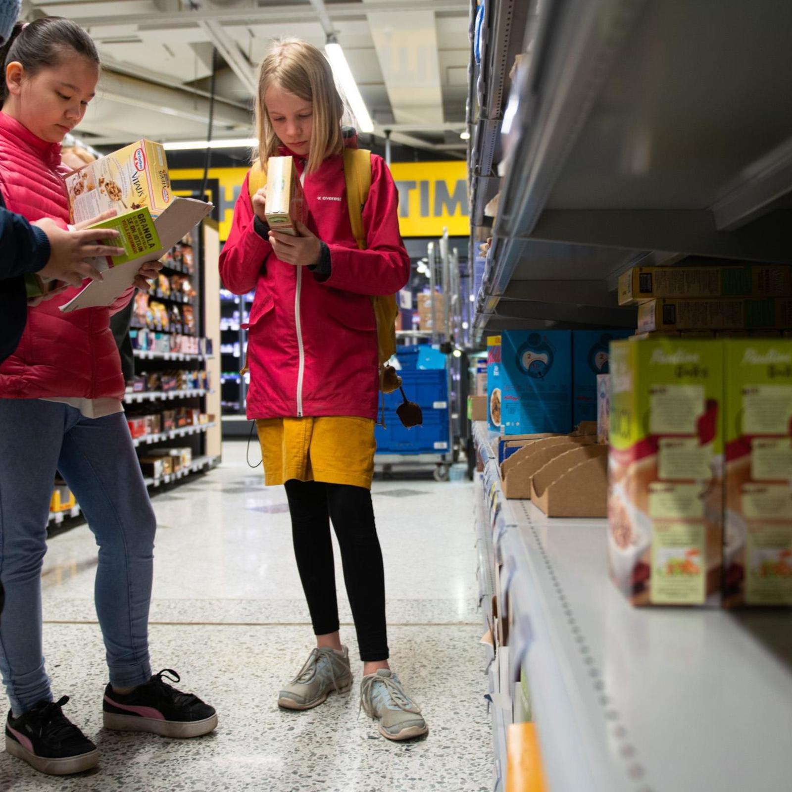 Jason Keiski, Moona Lipasti ja Lotta Larjavaara tutkivat tuoteselosteita.