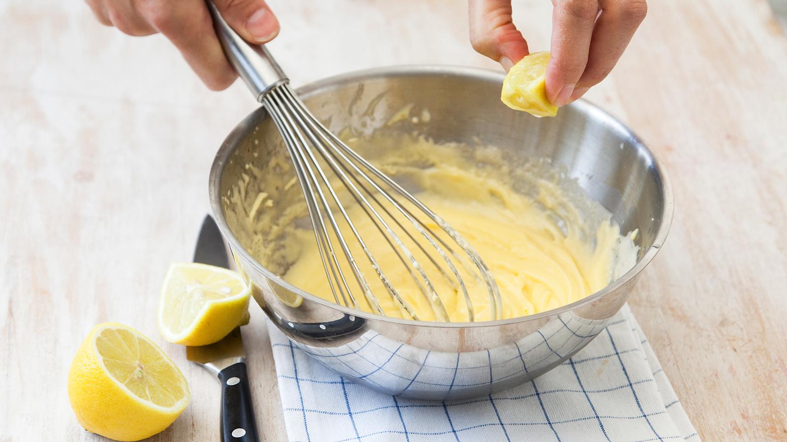 Mausta kastike sitruunamehulla. Tarjoa parsan lisukkeena.