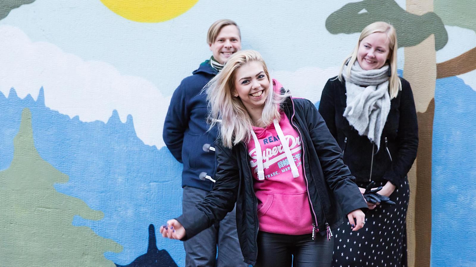 Uravalmentaja Tomi Pohjalainen, Vamoksesta apua saanut Anna ja asiakkuuspäällikkö Katri Angeria rohkaisevat nuoria tarvittaessa hakemaan apua.