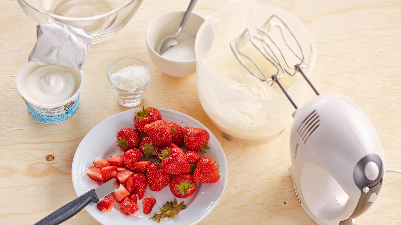 Valmista täyte. Vaahdota kerma, sekoita joukkoon rahka, kookoshiutaleet ja sokeri. Perkaa ja pilko mansikat.