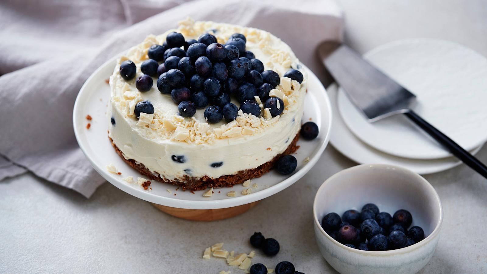 Mustikkainen valkosuklaajuustokakku