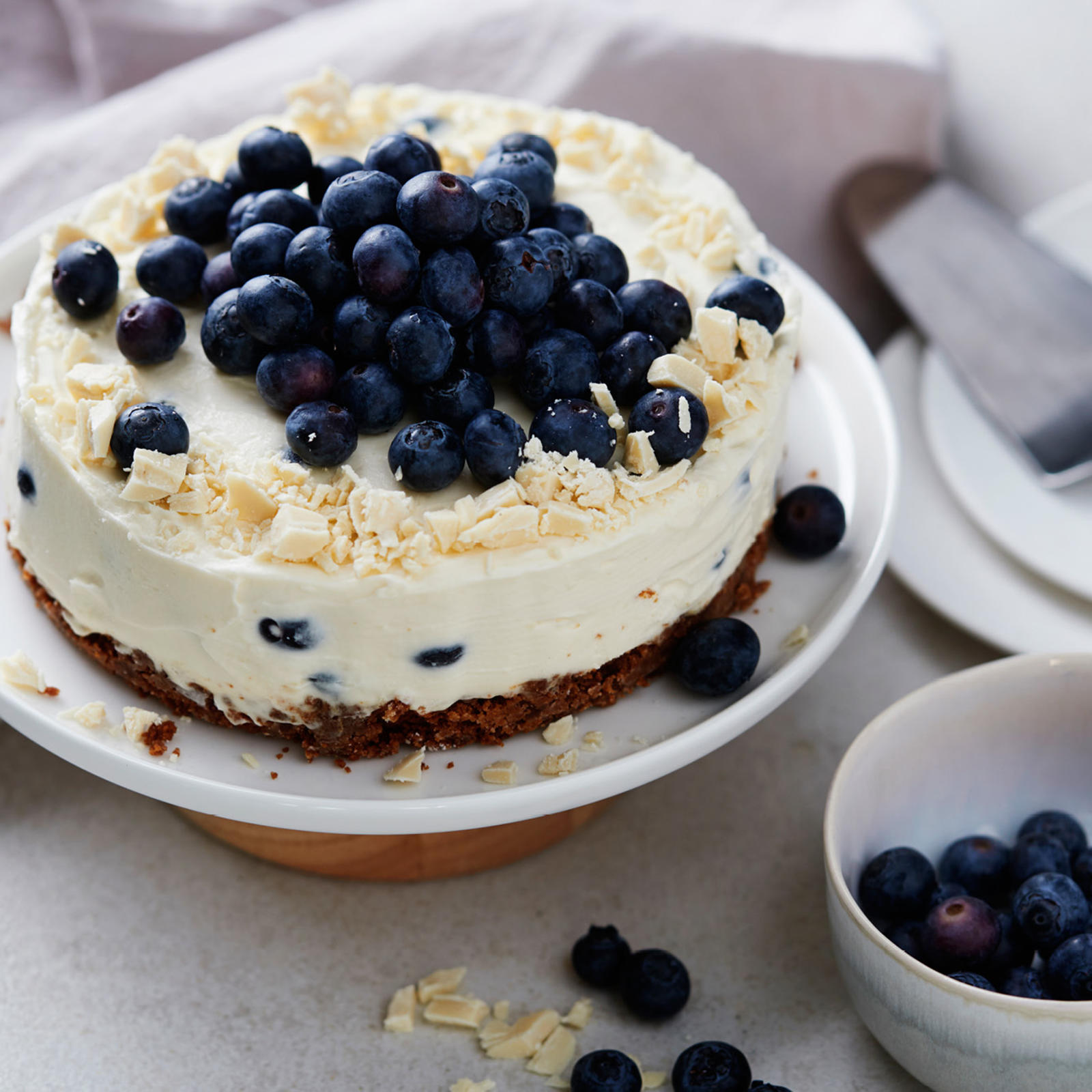 Mustikkainen valkosuklaajuustokakku