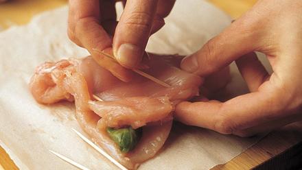 Käännä leikkeet kaksinkerroin ja kiinnitä cocktailtikuilla.