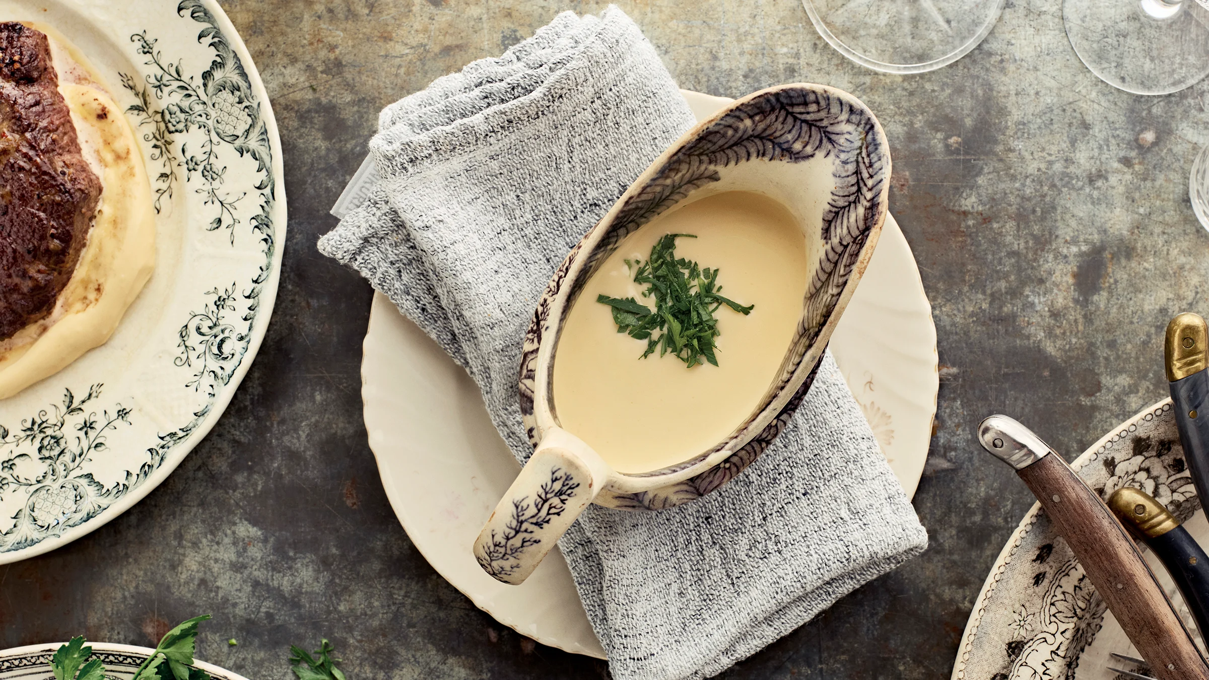 Béarnaisekastike, pihviä ja muusia