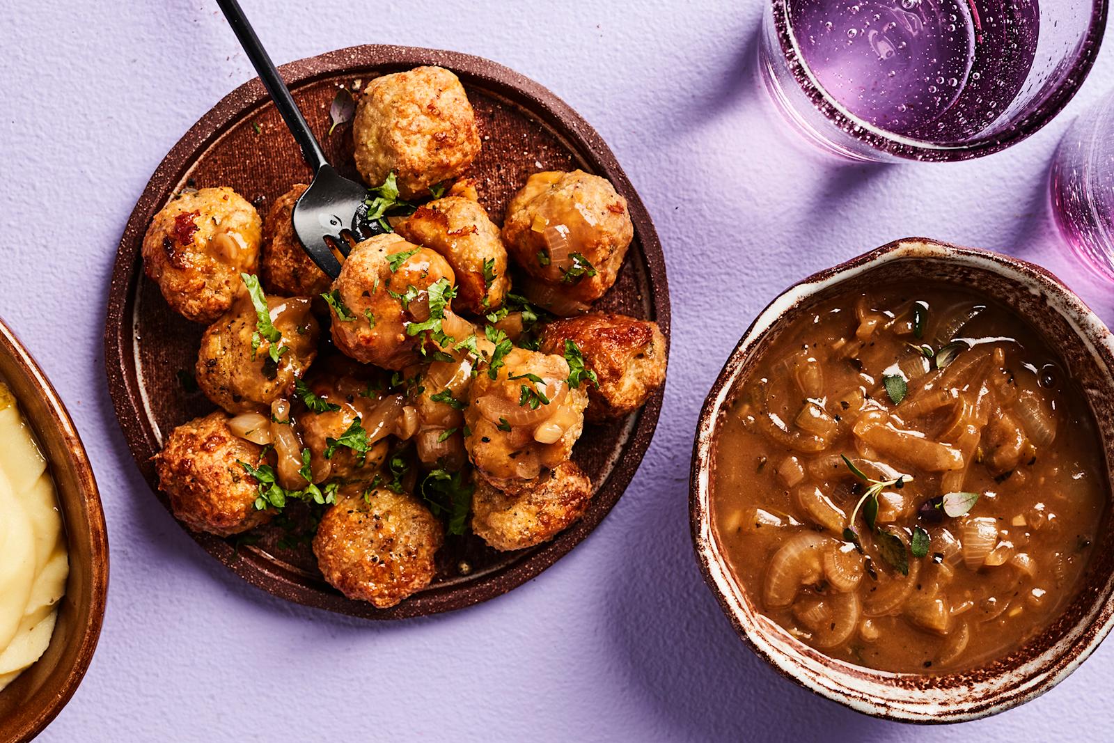 Kanapullat ja karamellisoitu sipulikastike