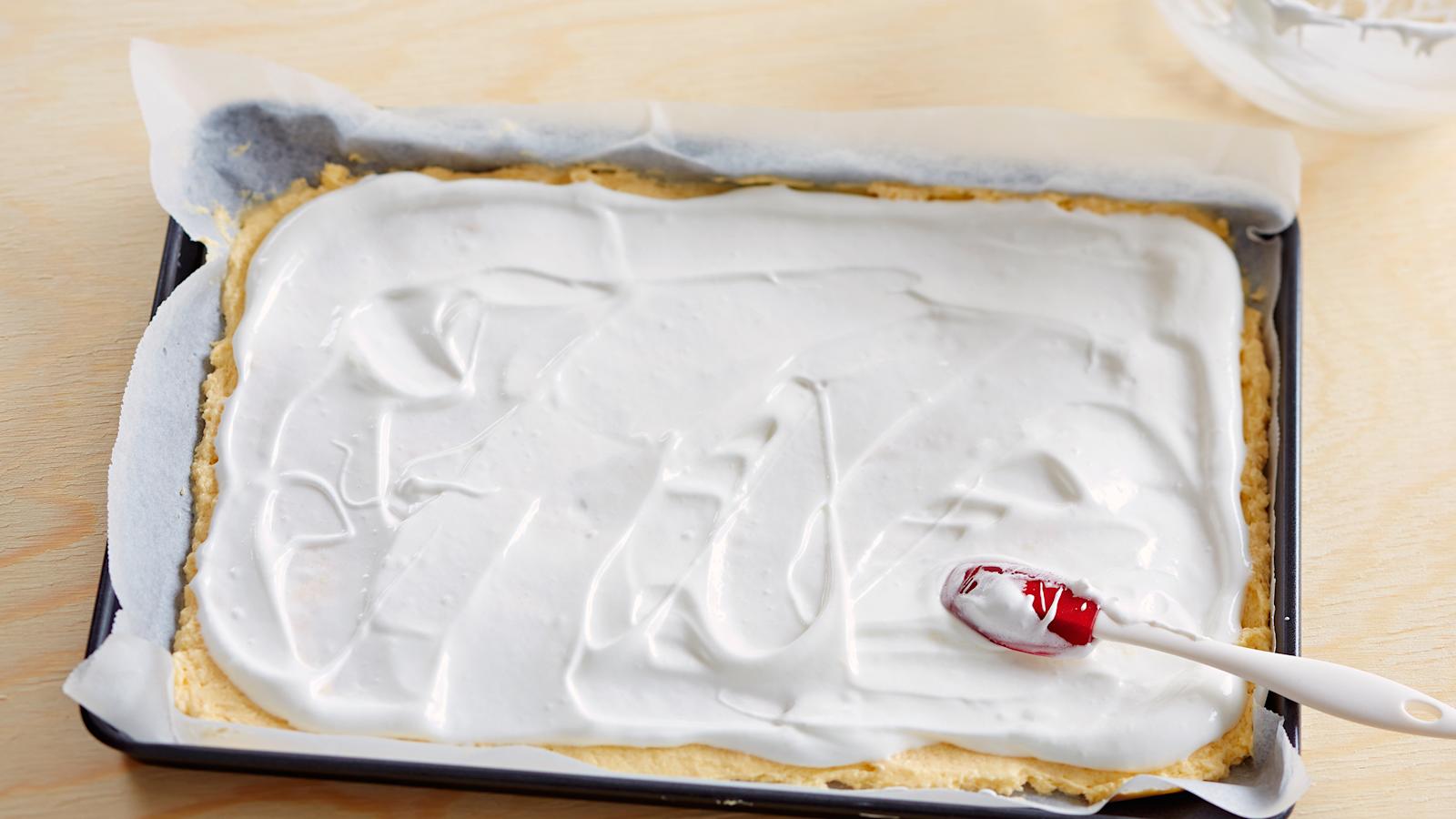 Valmista marenki. Vaahdota valkuaiset pehmeäksi vaahdoksi ja lisää sokeri vähitellen joukkoon. Vatkaa kovaksi ja kiiltäväksi vaahdoksi. Levitä marenki taikinapohjalle.