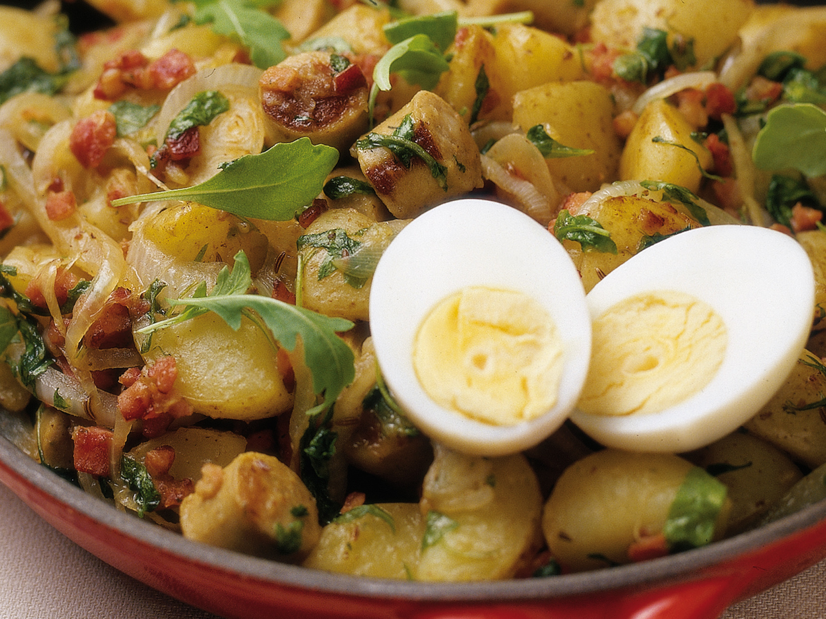 Saksalainen lämmin braatvurstisalaatti