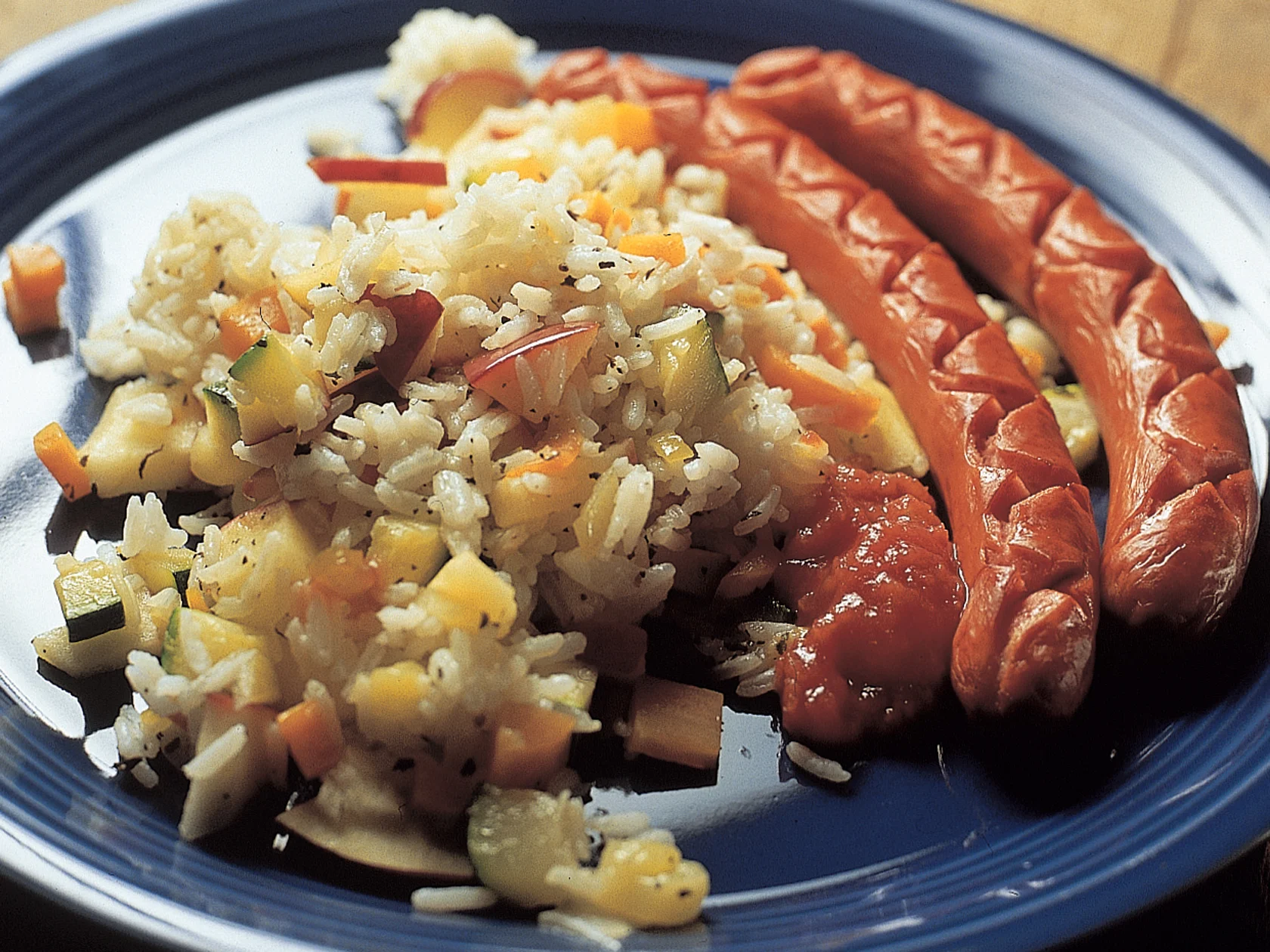 Kasvisriisiä ja grillimakkaraa