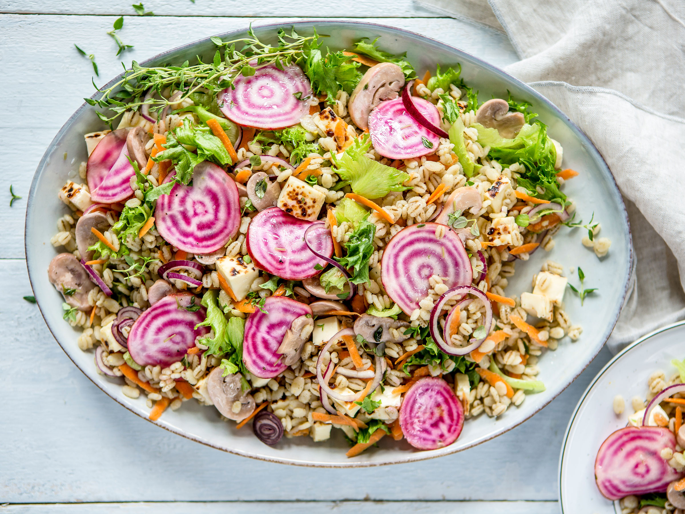 Raitajuuri-leipäjuustosalaatti