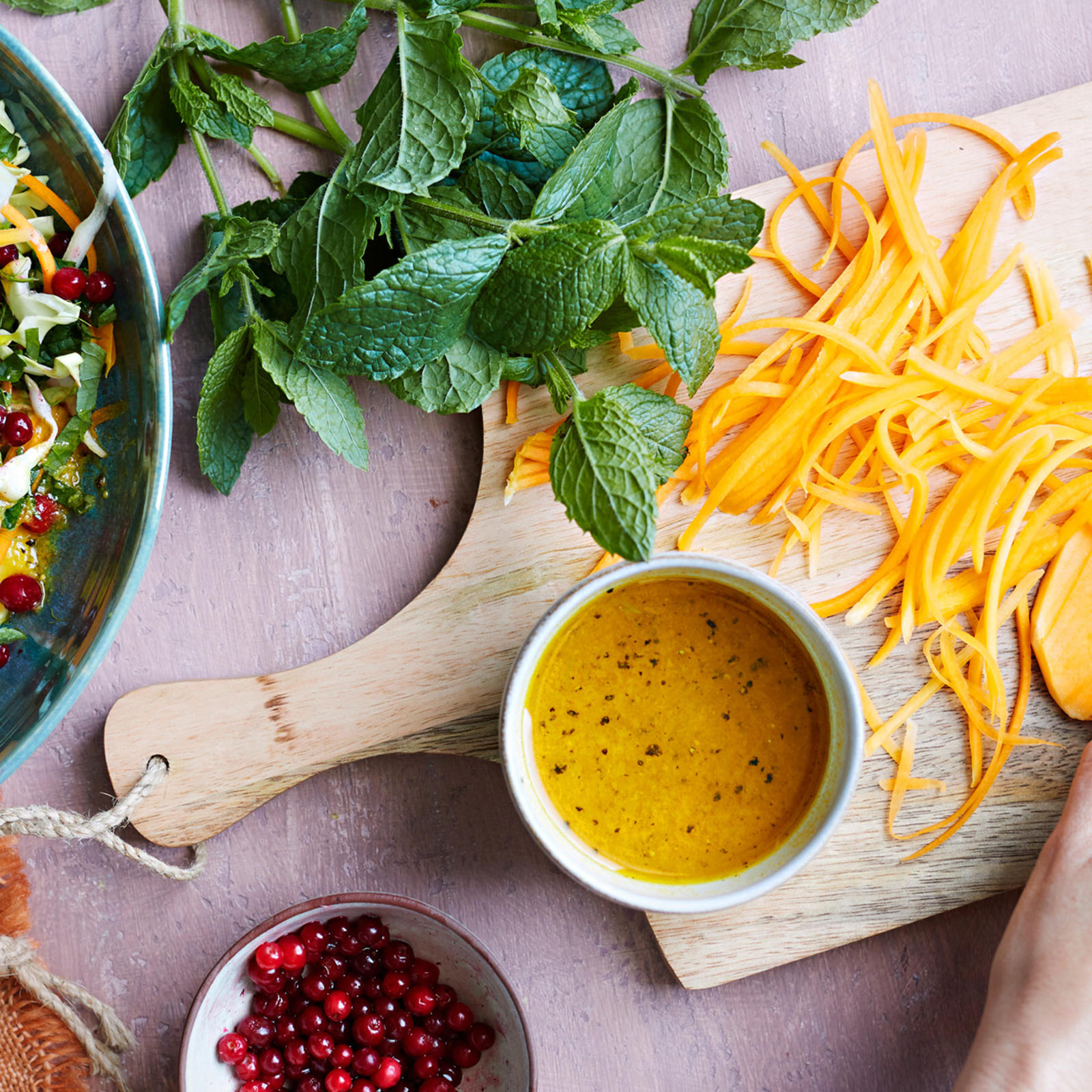 Pirteä kaali-kurpitsasalaatti