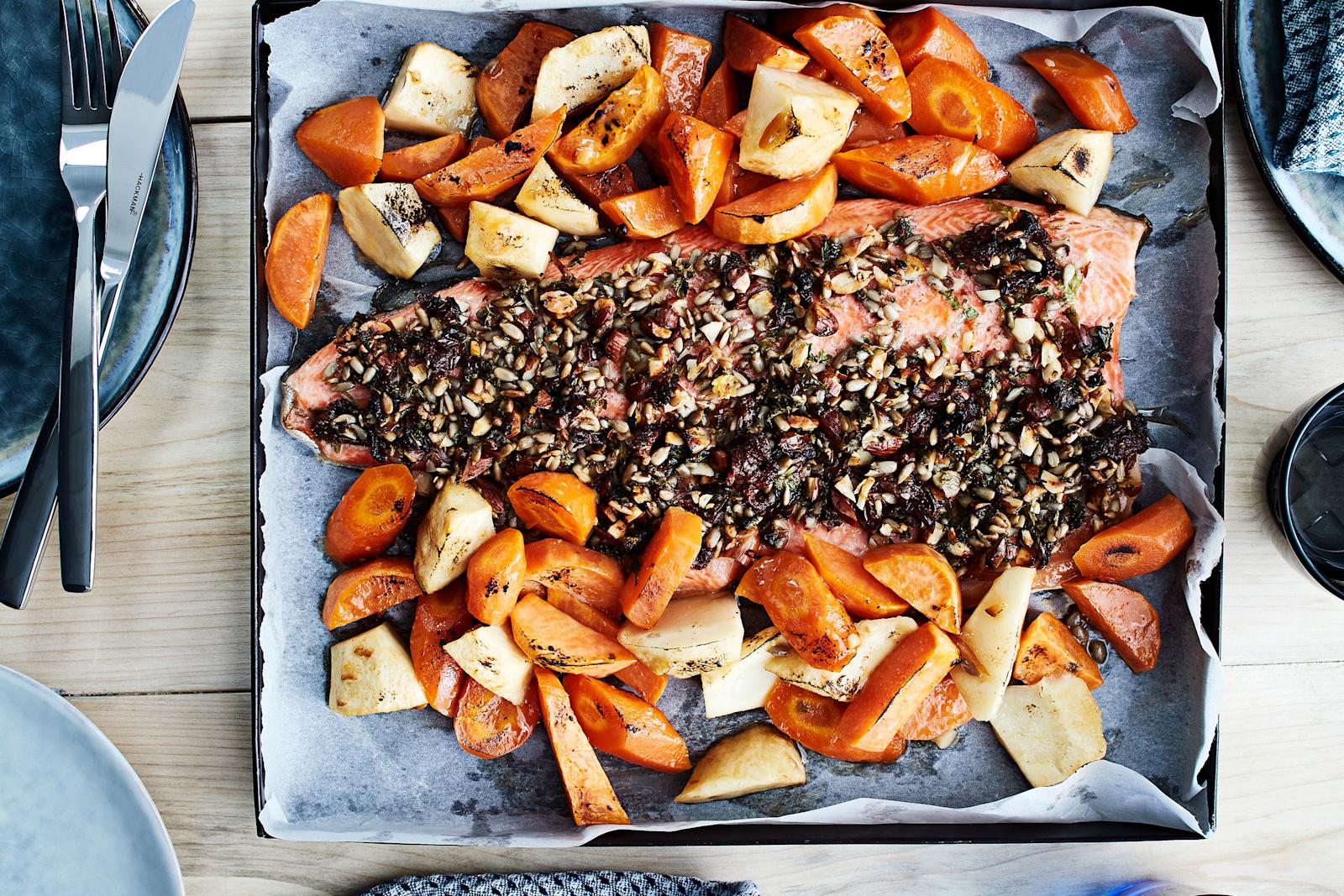 Rapea uunilohi ja appelsiiniuunijuurekset