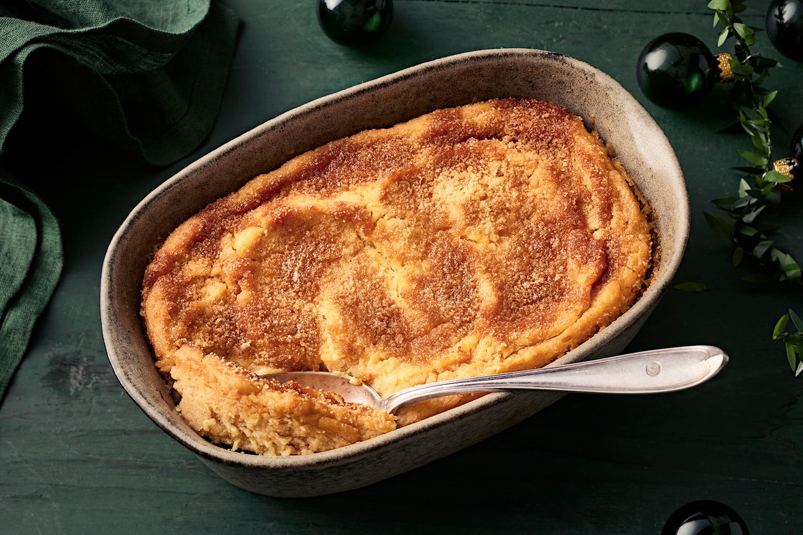 Lanttulaatikko soseesta. Pöydällä joulukoristeita ja liina.