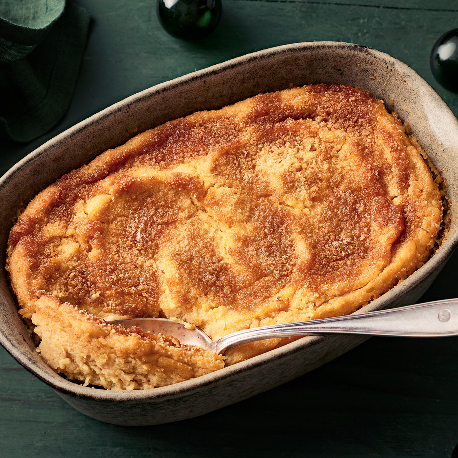 Lanttulaatikko soseesta. Pöydällä joulukoristeita ja liina.