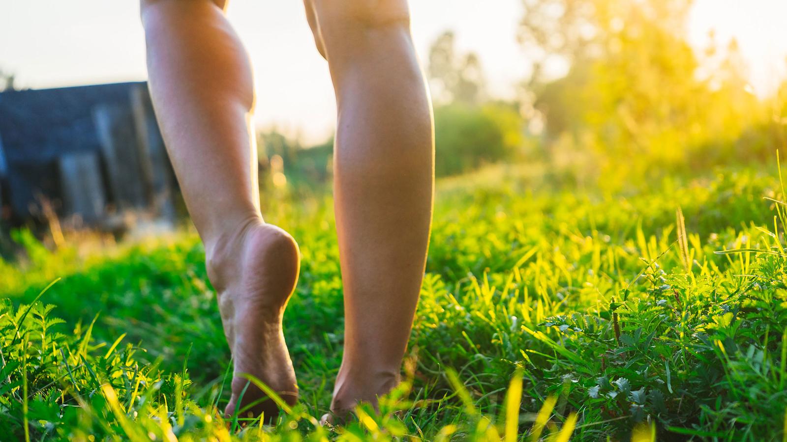 Jalkapohjat tottuvat paljain jaloin kävelyyn kuukaudessa. Kesällä on hyvä aloittaa!
