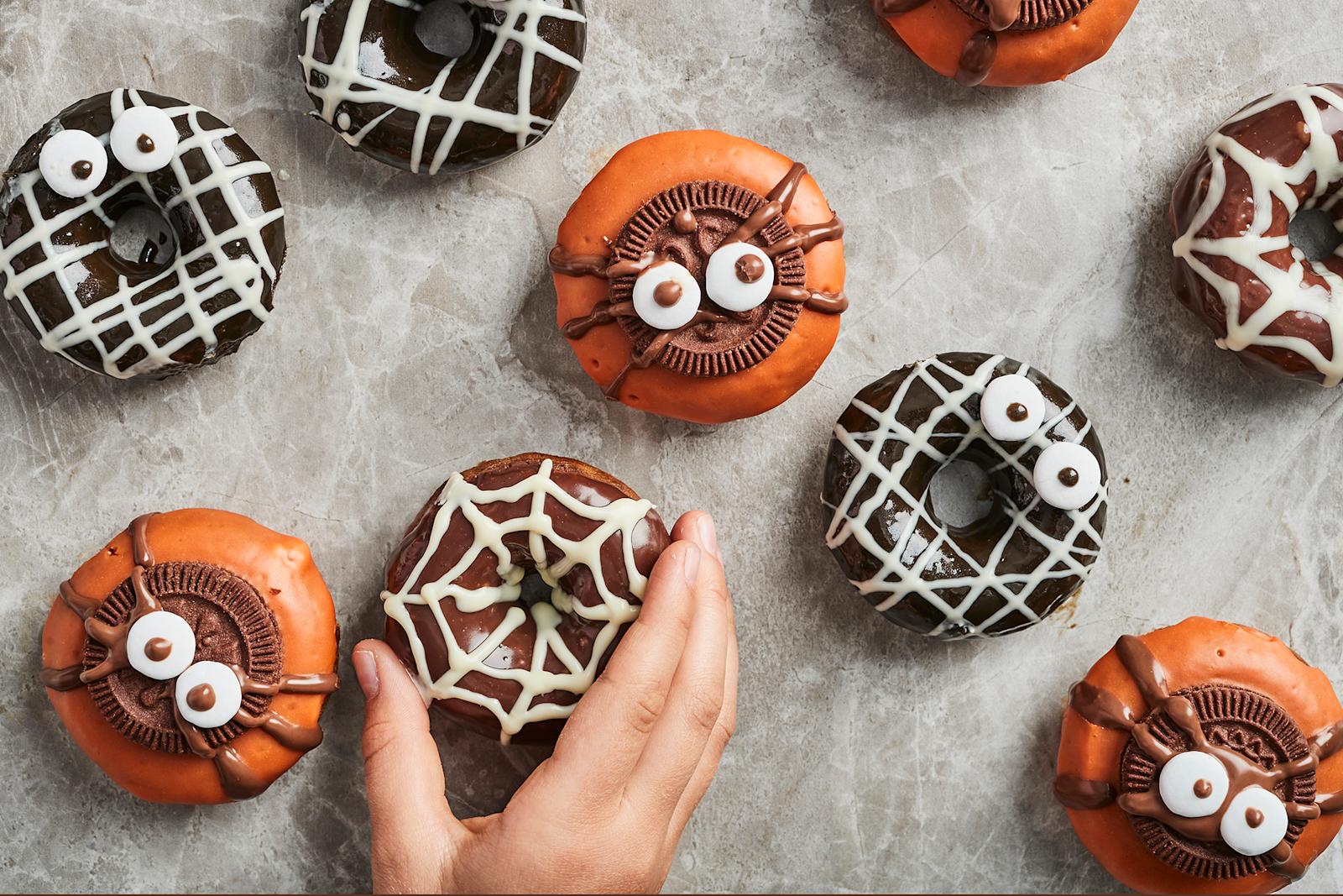 Donitseja, jotka koristeltu muistuttamaan hämähäkin seittejä ja hämähäkkejä.