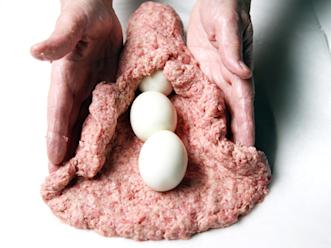 Nosta murekkeen reunat munien yli ja muotoile mureke pitkulaiseksi limpuksi kostutetuin käsin.