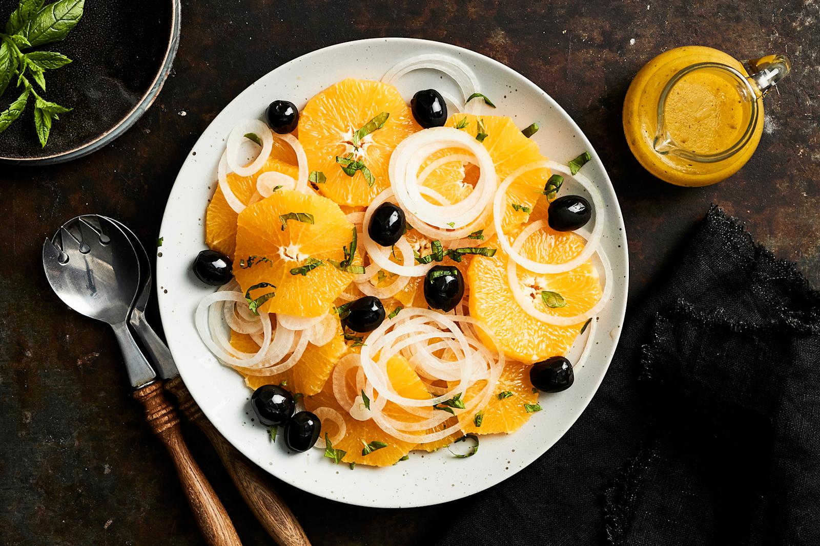 Appelsiini-sipulisalaatti