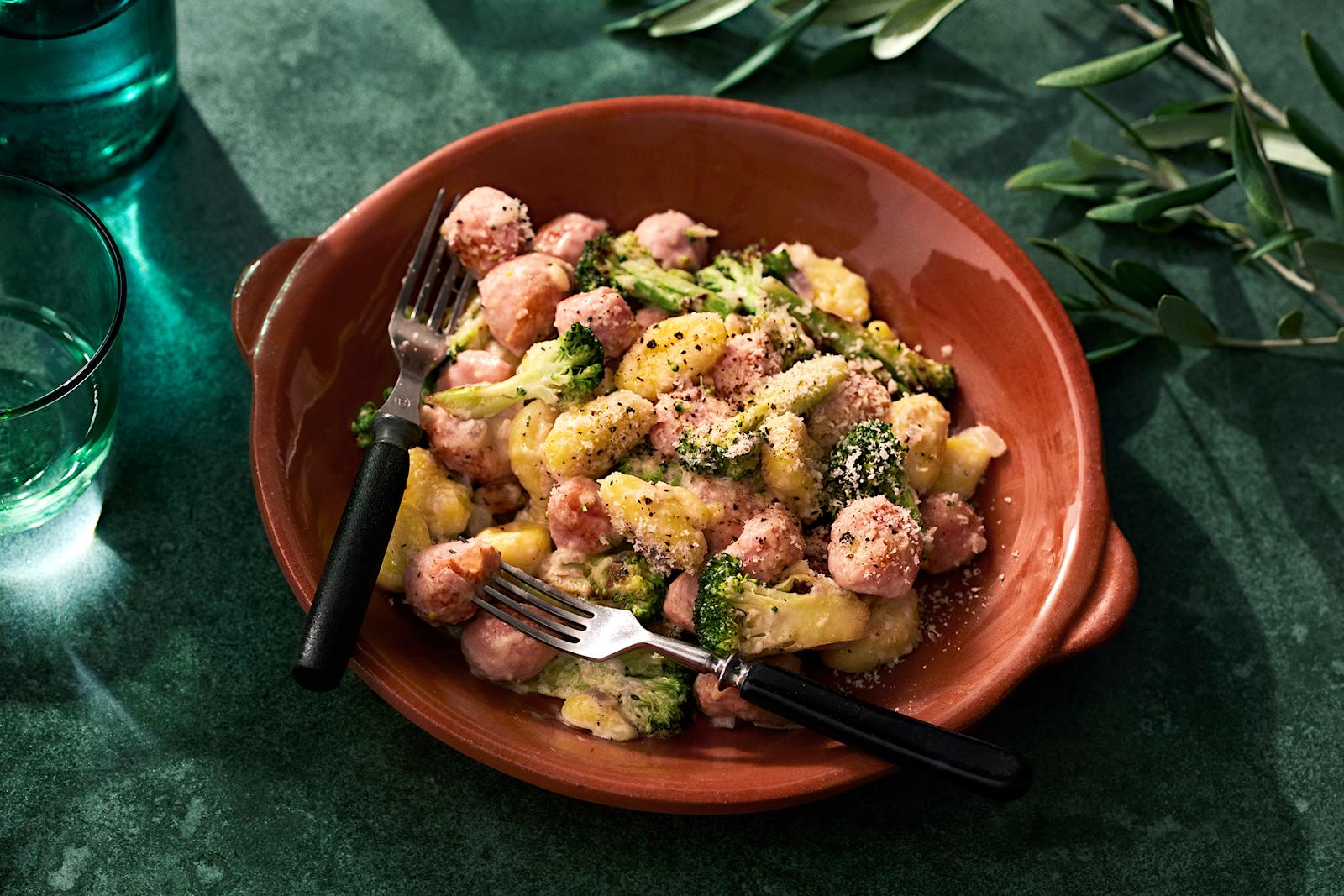 Siskonmakkara-gnocchipannu lautasella, jossa kaksi haarukkaa.