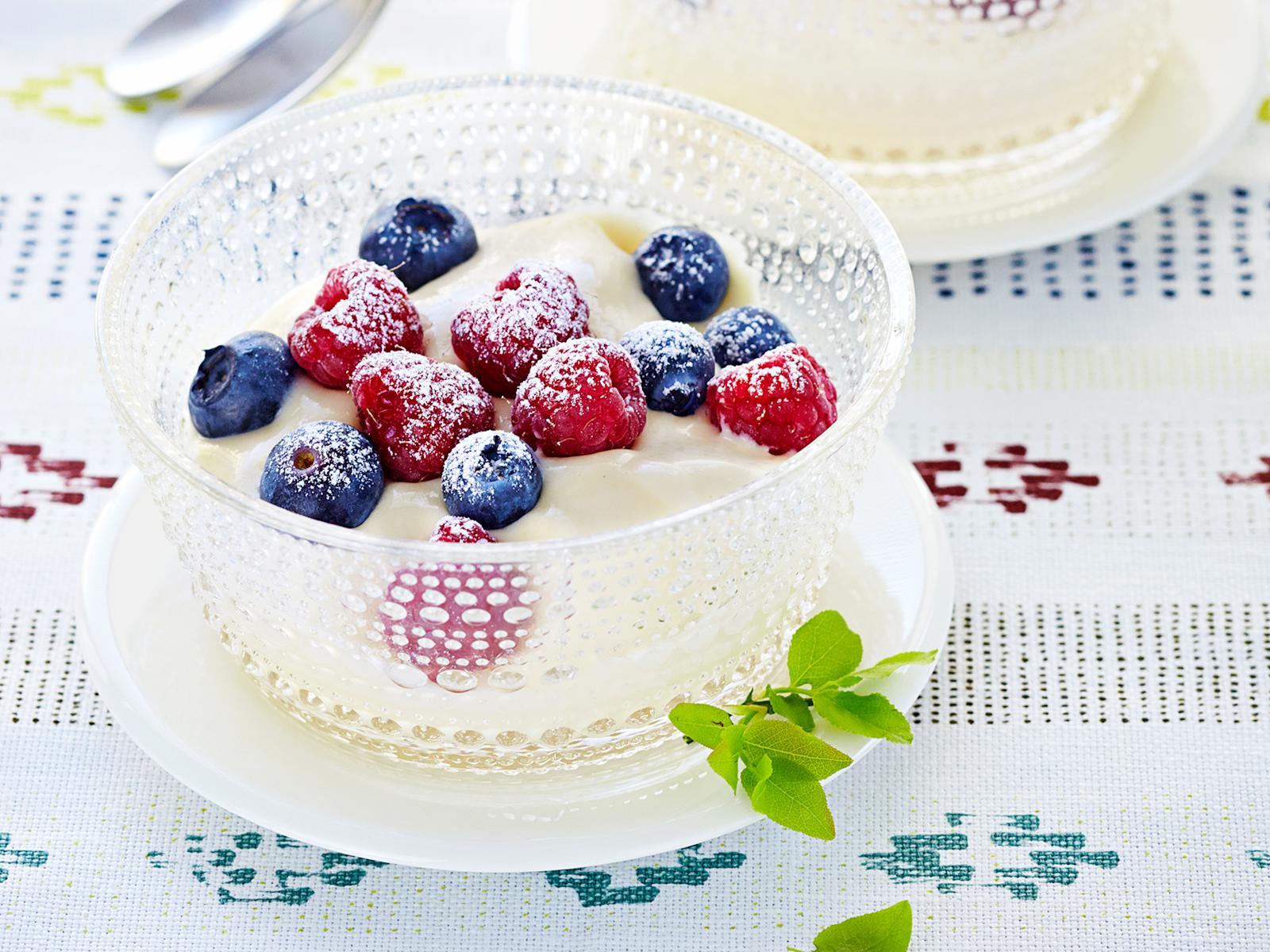 Marja-valkosuklaamousse