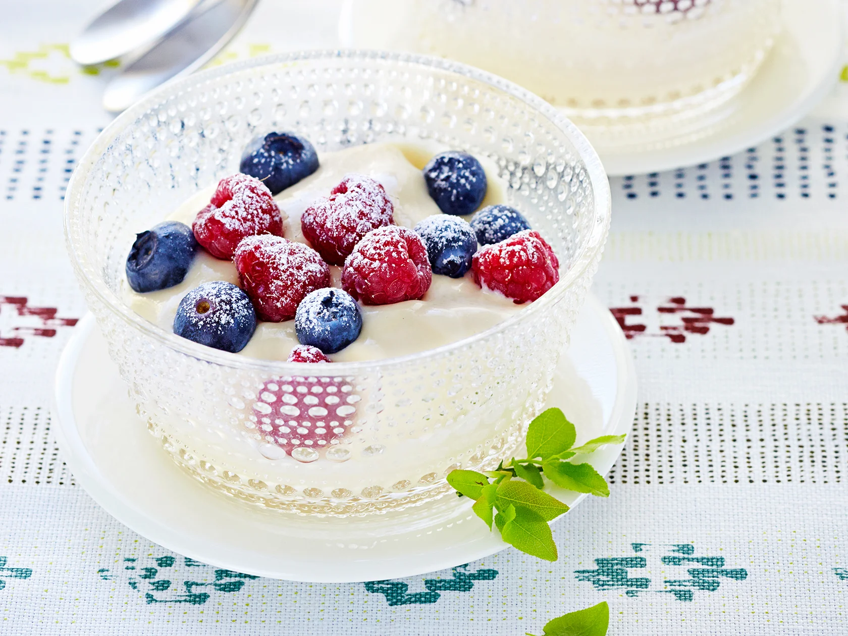 Marja-valkosuklaamousse