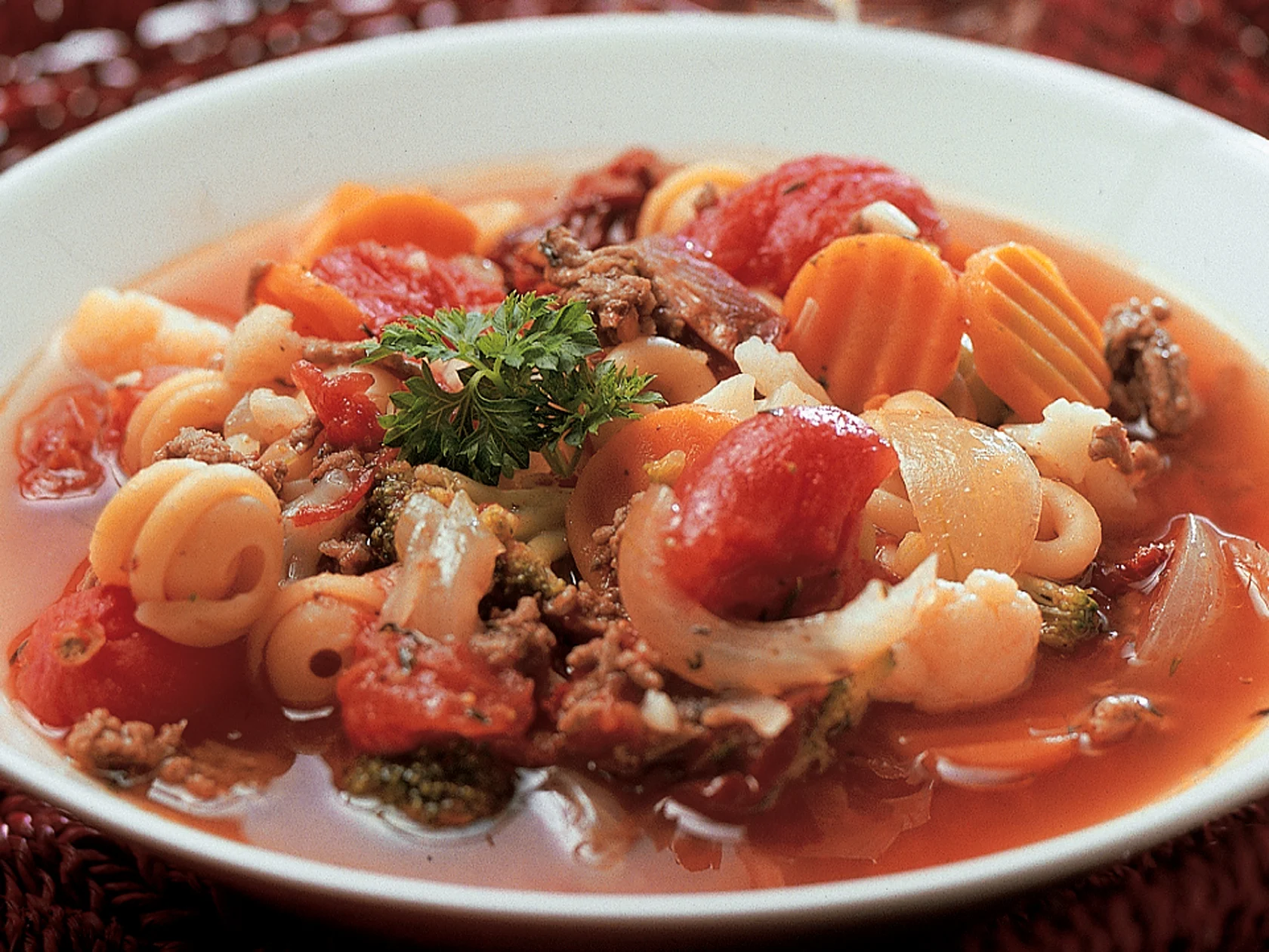 Tomaattinen jauheliha-pastakeitto