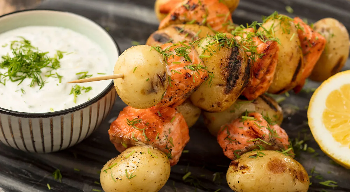 Uudet perunat ja lohi vartaassa