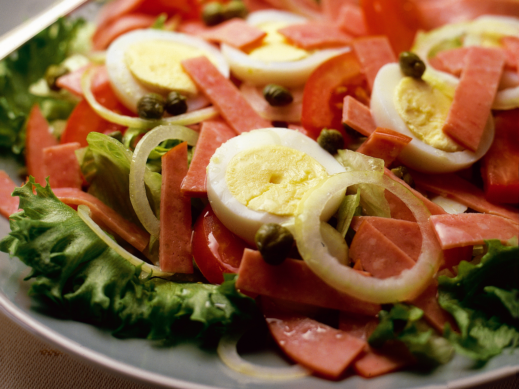 Italialainen makkarasalaatti