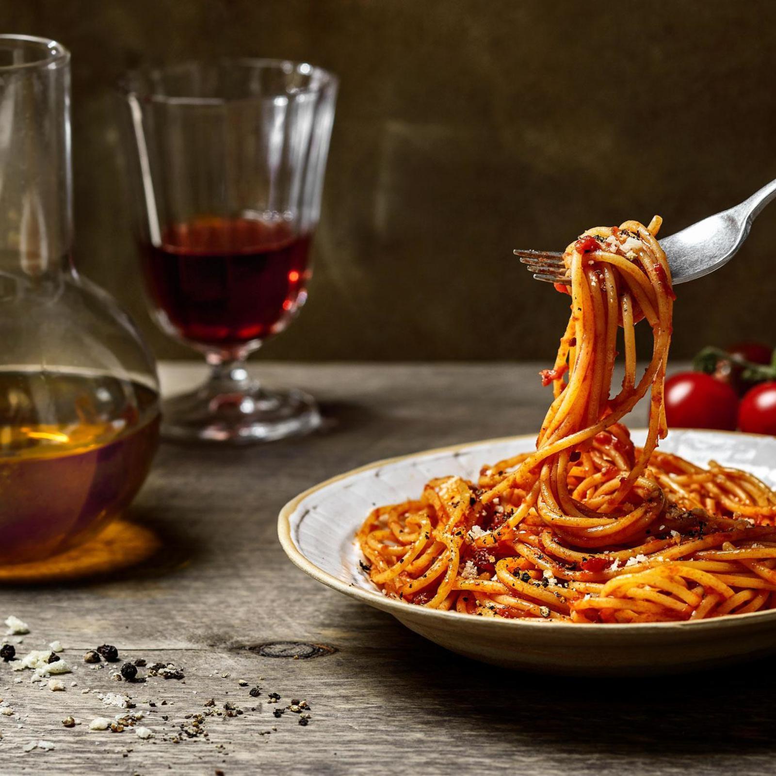 Kun pastan pinta on rosoinen ja karkea, kastike tarttuu siihen paremmin ja pastasta tulee maukkaampaa.