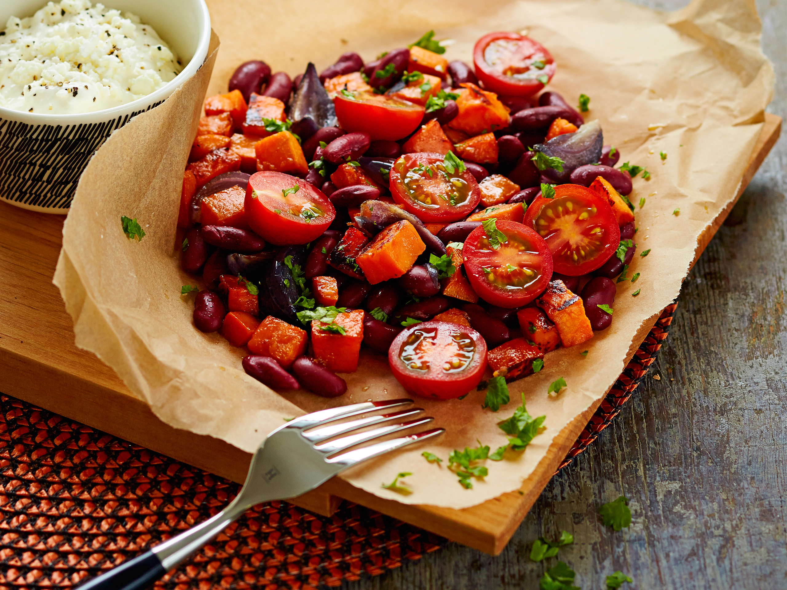 Lämmin bataatti-papusalaatti