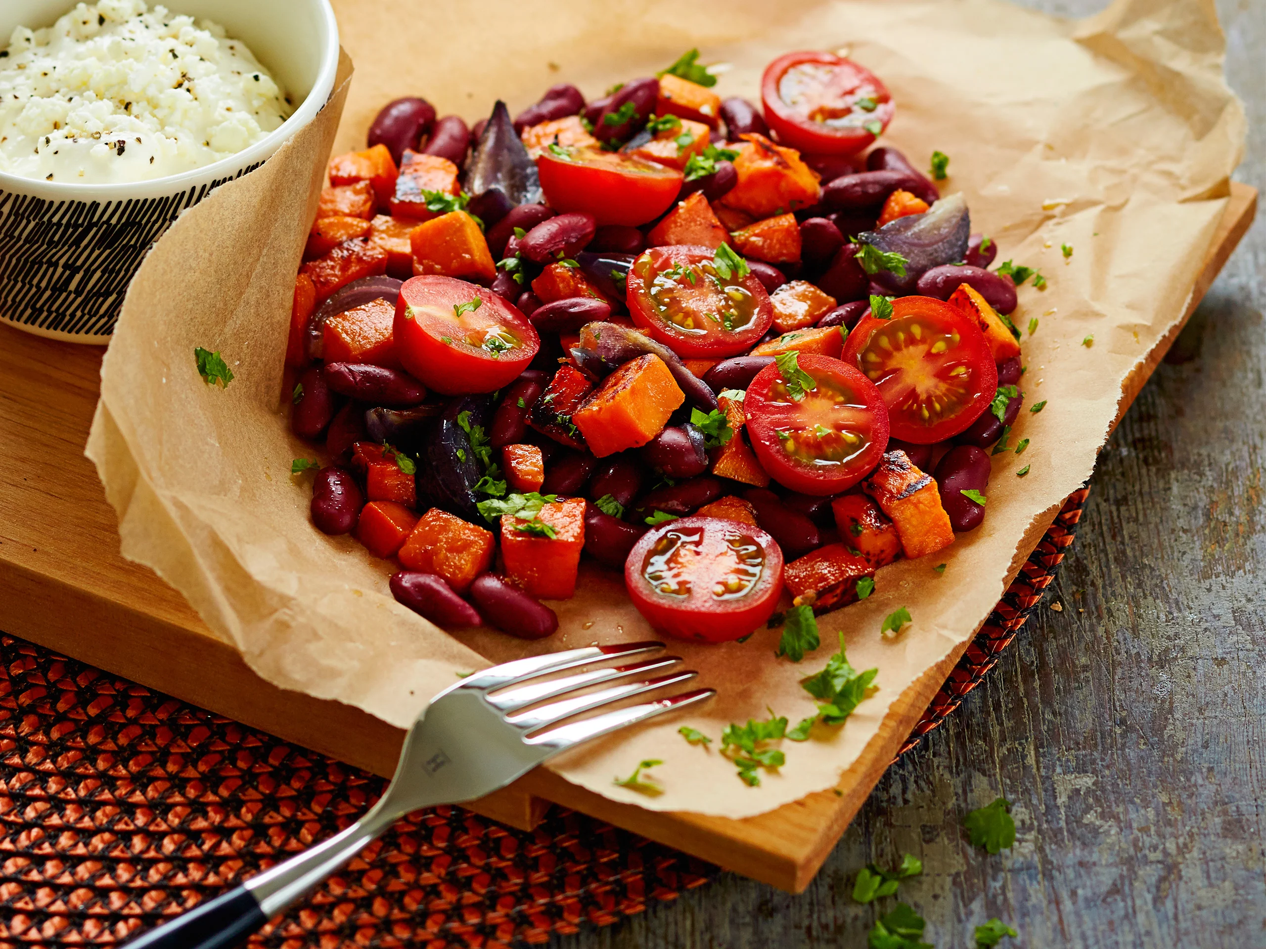 Lämmin bataatti-papusalaatti