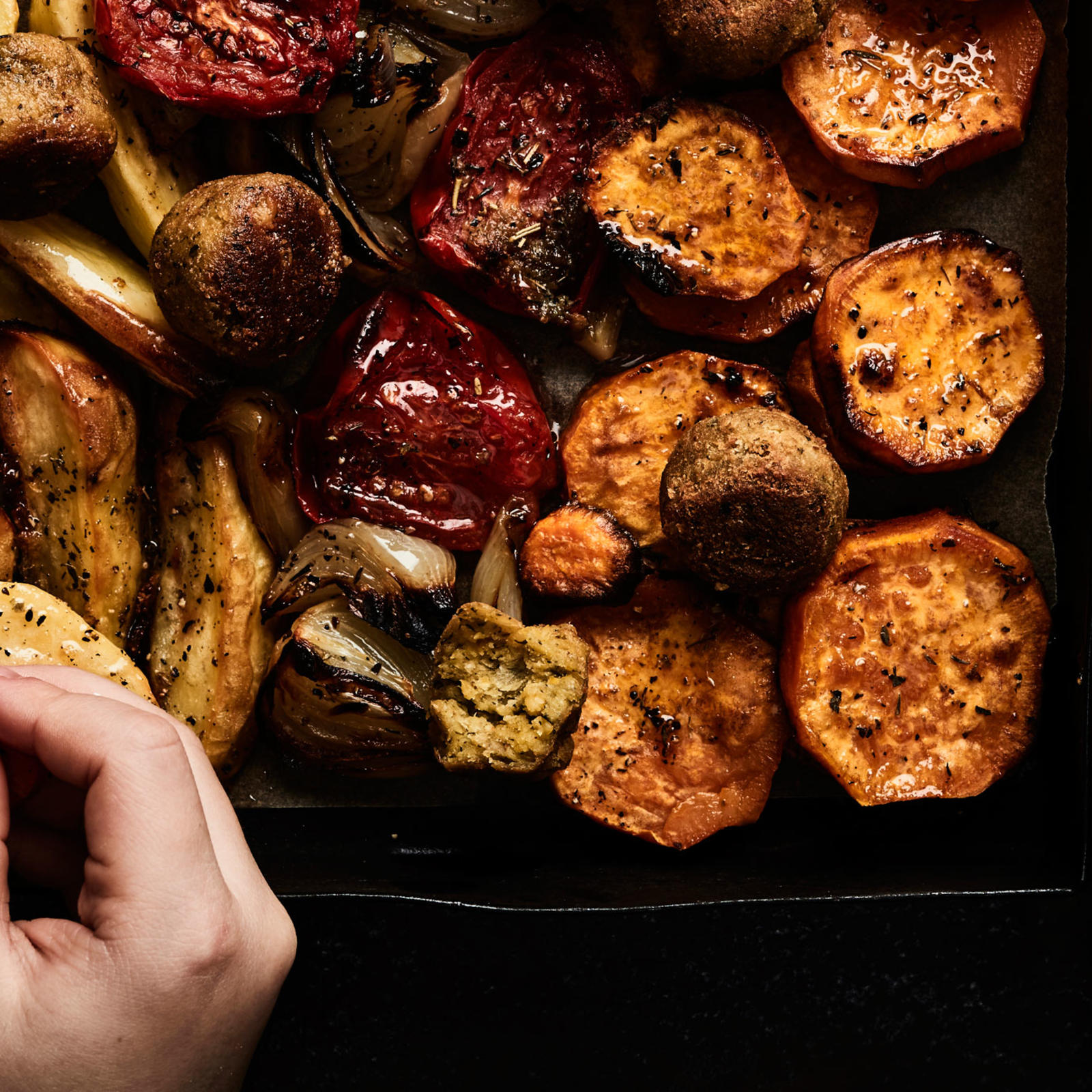 Paahdetut kasvikset, falafelit ja hernetahna