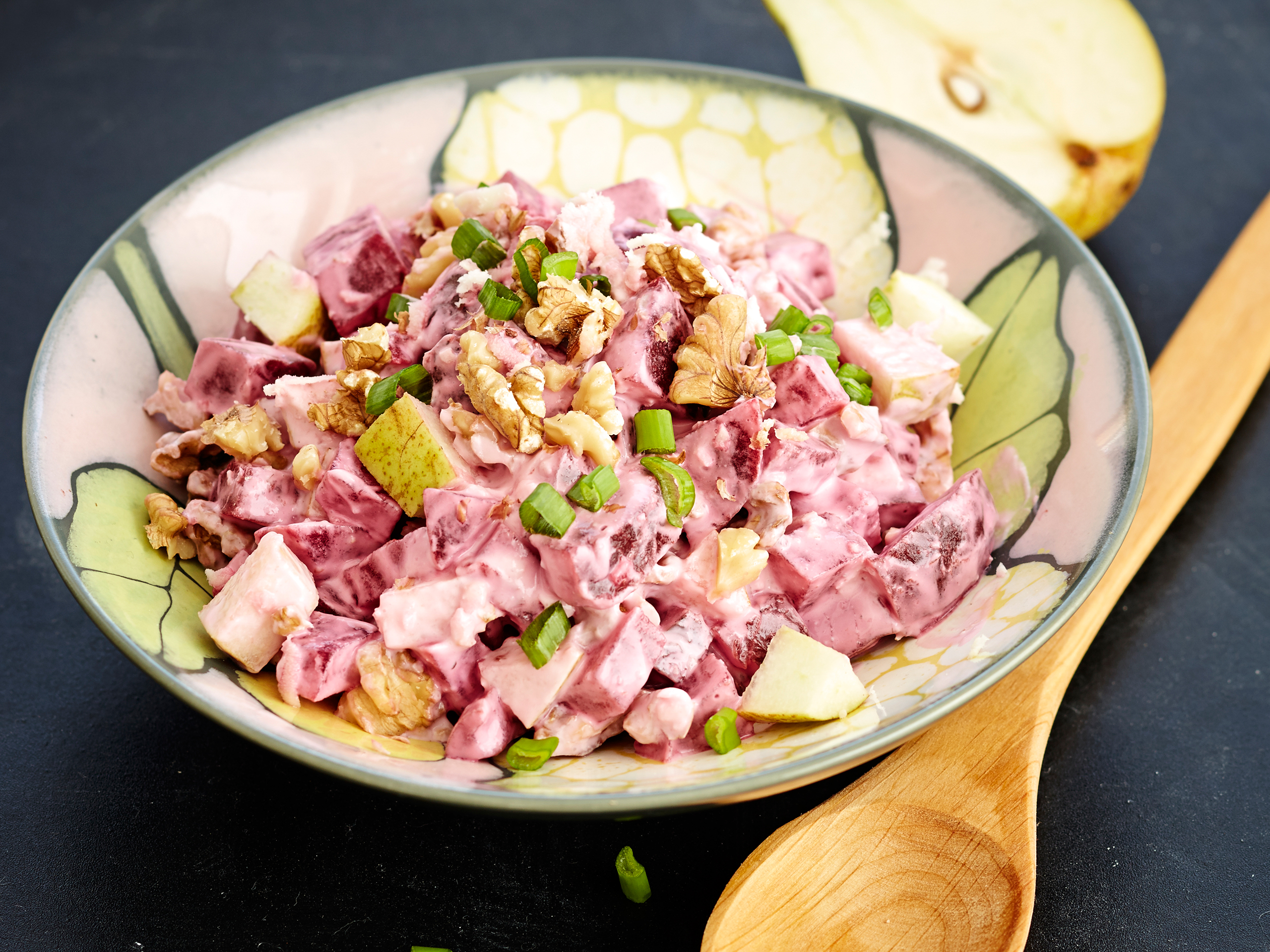 Punajuuri-päärynäsalaatti