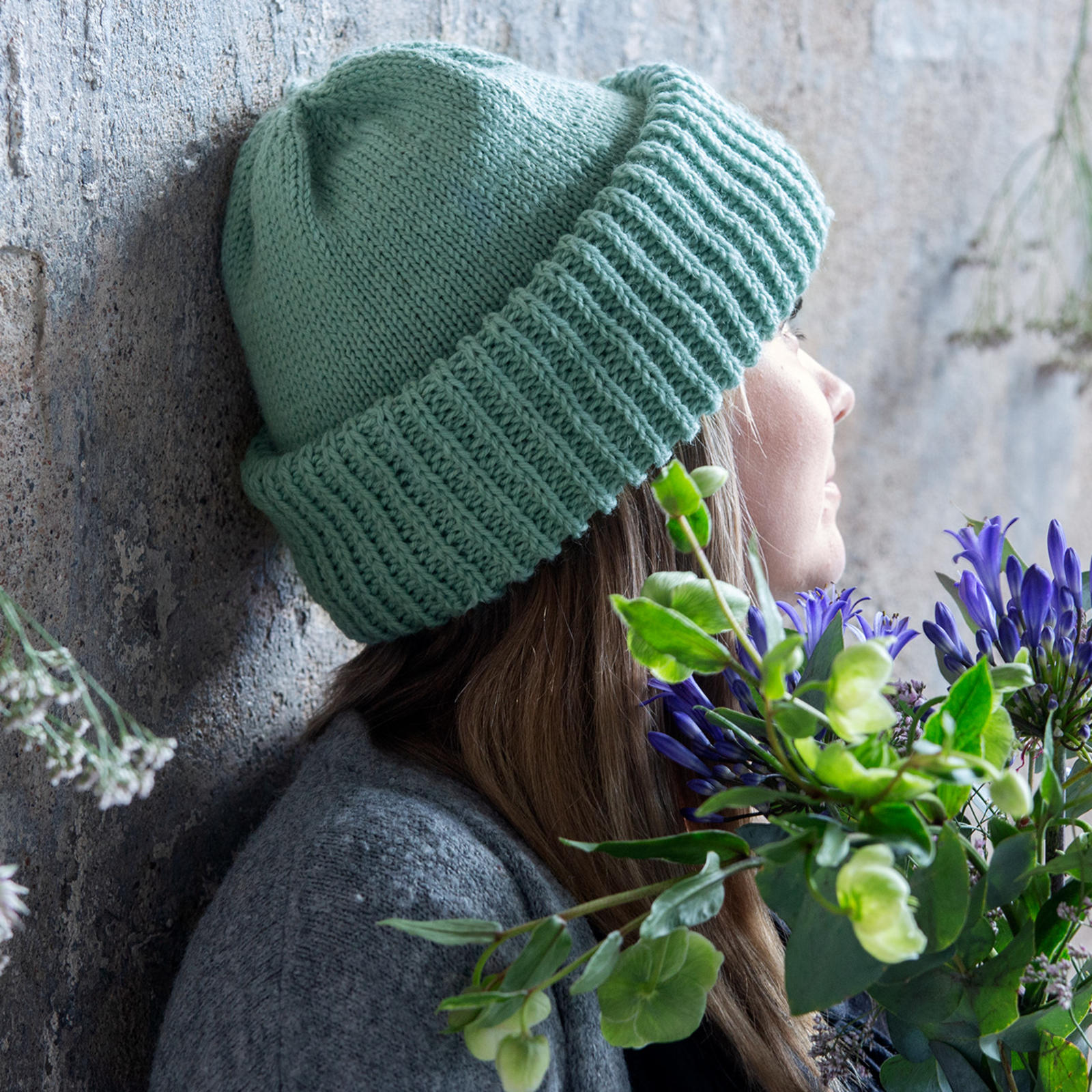 Muhkupipo naisen päähän puettuna