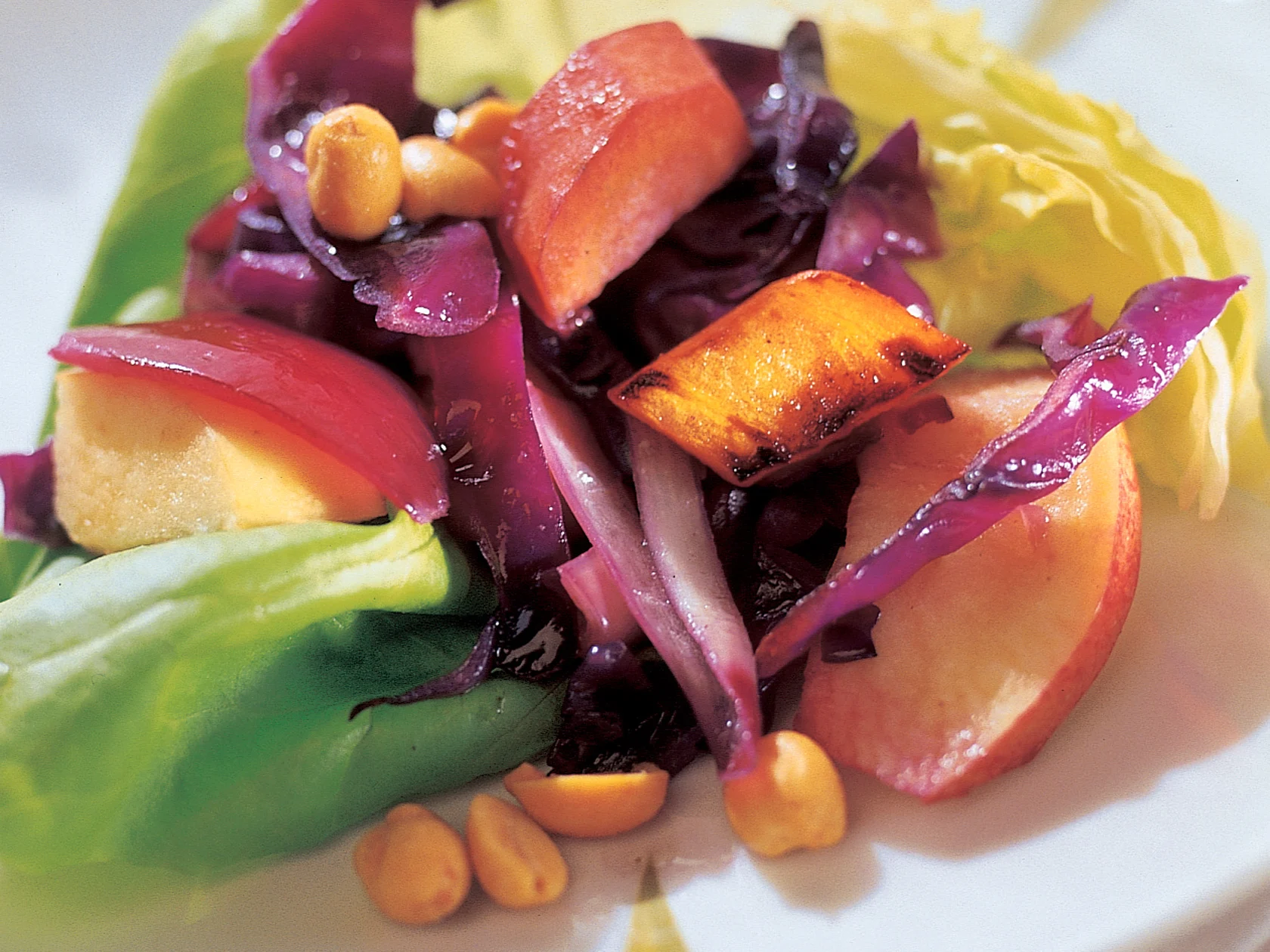 Lämmin pähkinä-punakaalisalaatti