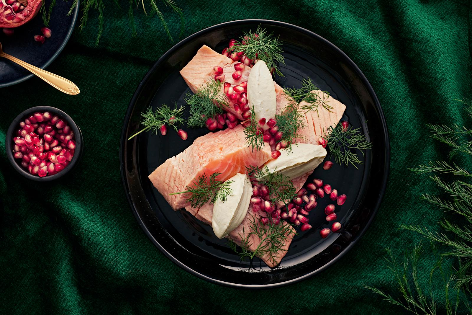 Lohi jäähtyvässä liemessä ja piparjuurismetana