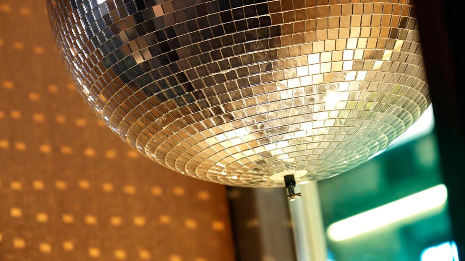 Baarin ikkunassa oleva diskopallo on muisto legendaarisesta Helsinki Club yökerhosta, joka sijaitsi nykyisen juhlatilan paikalla.