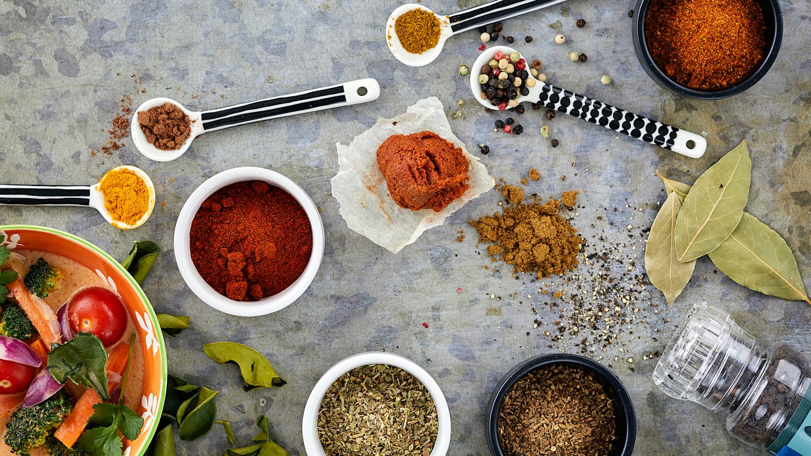 Kurkuma, muskottipähkinä, juustokumina eli jeera, pippurisekoitus, Tikka Masala -mausteseos, cayannenpippuri, punainen currytahna, curry, laakerinlehti, kaffirlimentinlehti, Provencale-yrttiseos, anis ja mustapippuri.