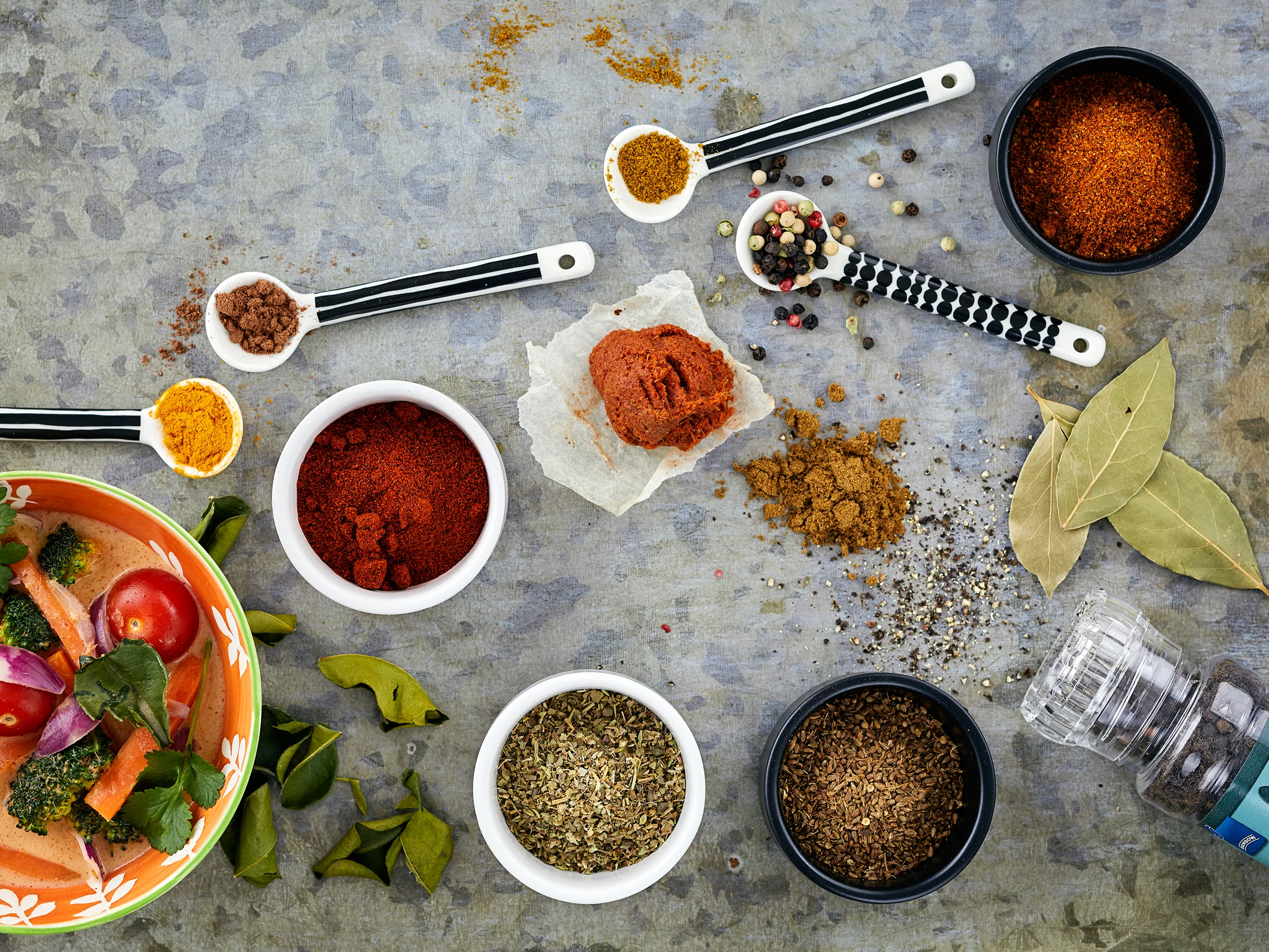 Kurkuma, muskottipähkinä, juustokumina eli jeera, pippurisekoitus, Tikka Masala -mausteseos, cayannenpippuri, punainen currytahna, curry, laakerinlehti, kaffirlimentinlehti, Provencale-yrttiseos, anis ja mustapippuri.
